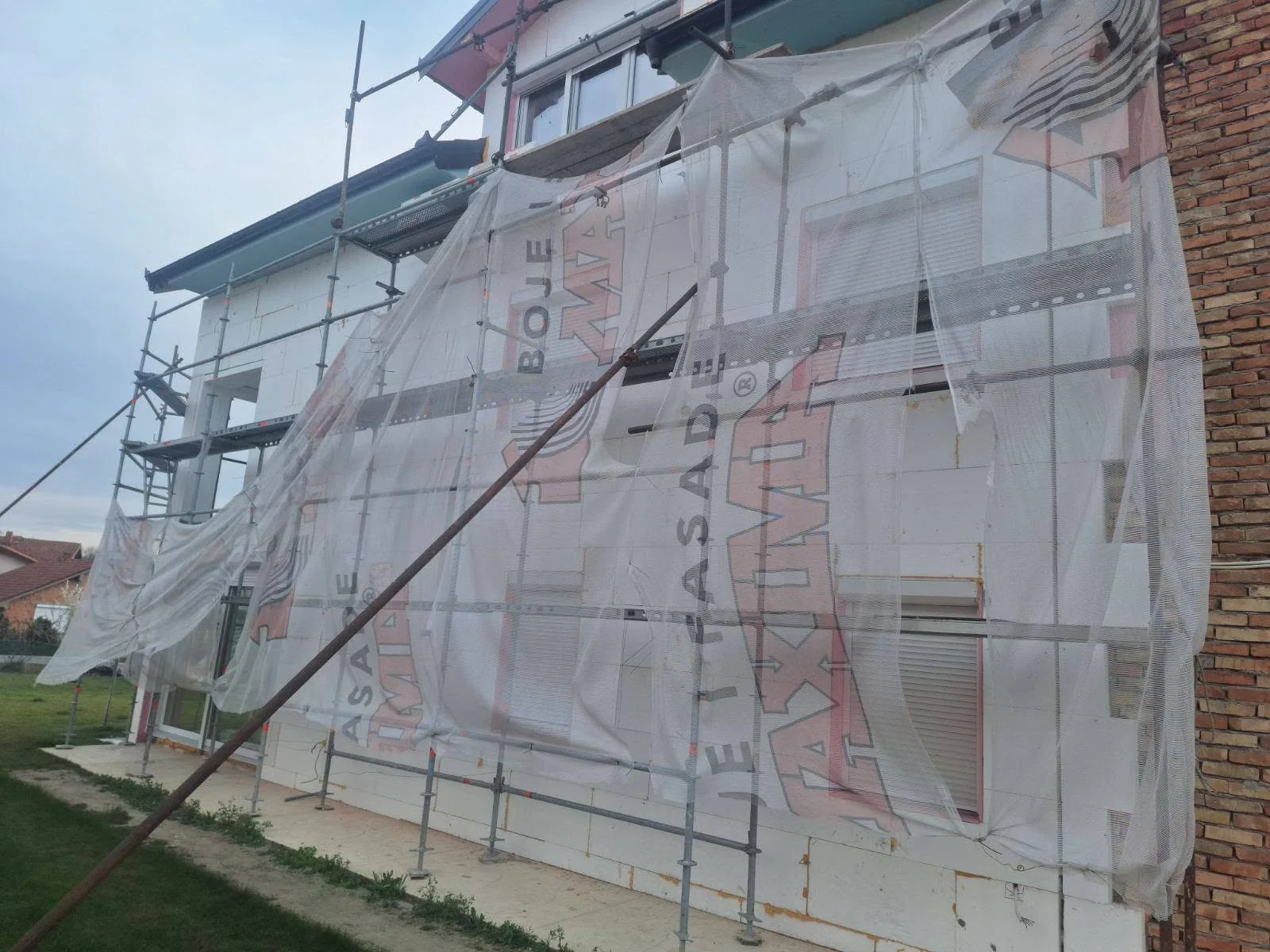 Objekat tokom radova na obnovi fasade, prekriven zaštitnom mrežom