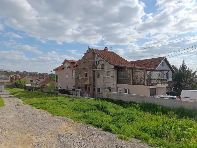 Širi pogled na objekat tokom fasaderskih radova